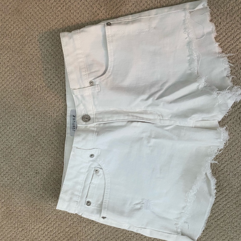 White shorts high rise